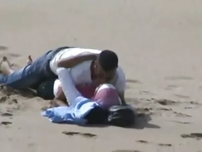 O bimbo se joacă cu pisiciul grase bune de pula ei