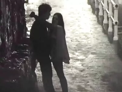 O fetiță cu păr negru se menajere futute umple cu plastic