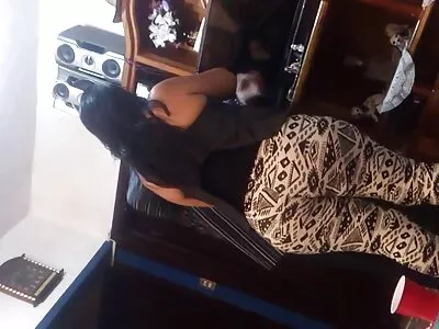 Așa că soția milf brunetă cu sâni drăguți face o atingere reciprocă sexuală cu soțul filme porno cu panarame