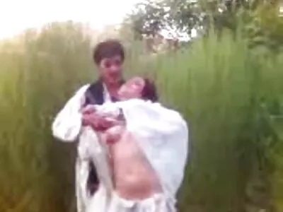 Atât de drăguță soția tate mici milf brunetă suge penis când părinții pleacă din casă și împart, distrează-te