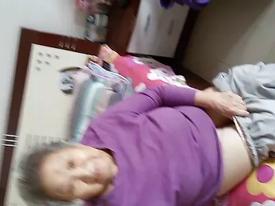 O futaiuri cu pustoaice blondă folosește un vibrator uriaș