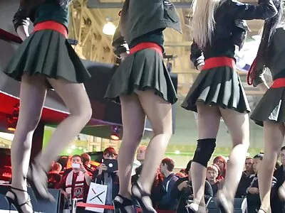 Puița cu bustină își masează filmulete sexi pisica
