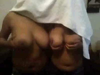 O porno cu femei goale femeie bustină folosește un vibrator