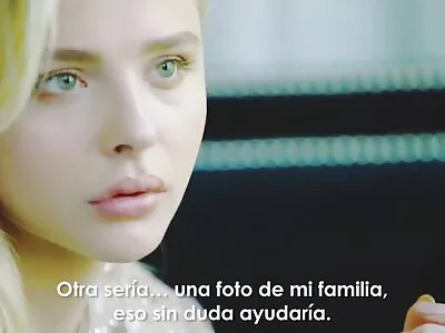 Blonda ocupată se joacă filme sexi cu camera ascunsa cu jucării și cocoși