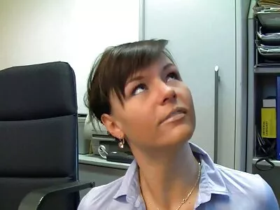 Fundul ei rotund este gata fete grase nud de lovire