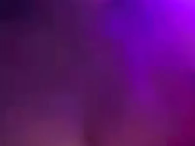 O adolescentă cu redtube cu negri părul întunecat se dă cu degetele pe cameră
