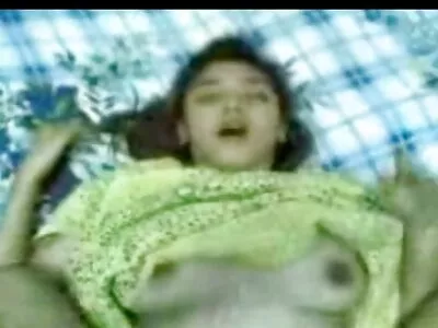 O fetiță pornocu cai de abanos ultra bustită își etalează sânii și păsărica