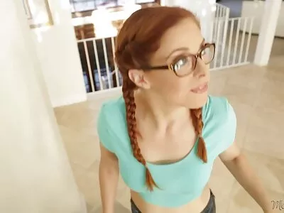 Bruneta zveltă suge penisul mare și este mosi care fut babe futută