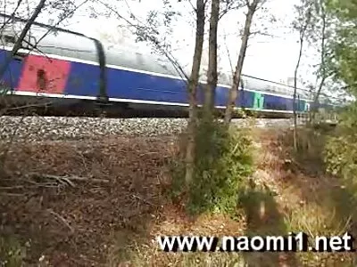 O tipă barbati in pula goala își freacă smulsul