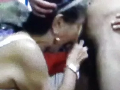 Atât de frumos vopsită o femeie blondă a pus două vibratoare porno cu fete de la tara negre în găurile ei minunate, la naiba!