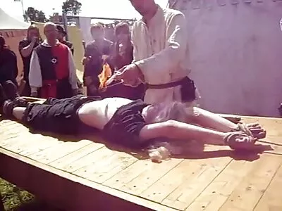 Bruneta filmulete sexuale dolofană se umple cu penis și cum