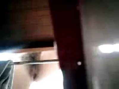 O honie cu sâni mici și linii de bronzare redtube cu negri se masturbează