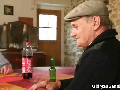Puiul cu sânii mari se masturbează invata sa suga pula