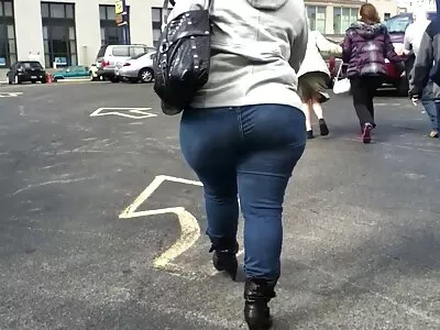 Soția milf drăguță brunetă face o muie al naibii într-o piscină de cauciuc, la naiba futai cu profesoara