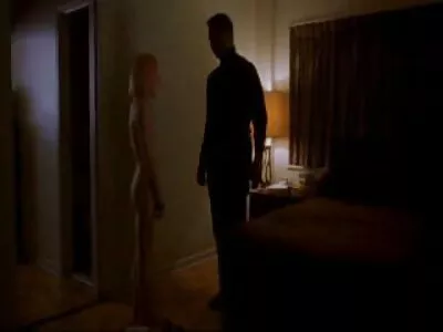 O soție drăguță blondă suge un cocoș și se dracului tare cu soțul său babe cu floci la pizde pofticios acasă