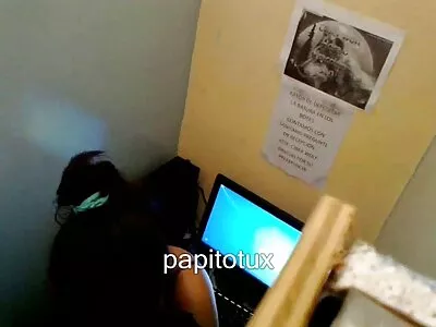 După ce a primit pantofi noi, BF muie cu pula sculata este recompensat cu un BJ
