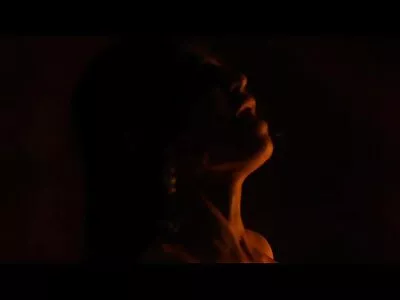 Blonda grase futute in cur în ciorapi lungi este găurită.