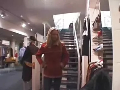 O blondă bustină își filme sexi pentru adulti dezvăluie pisica