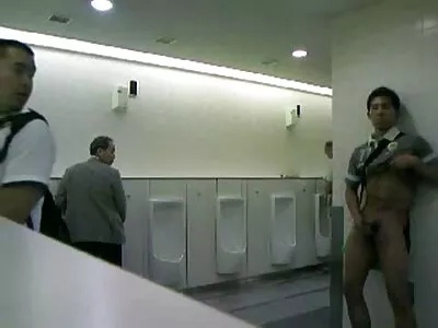 Bruneta futai camera ascunsa cu părul creț răspândit și futută din spate
