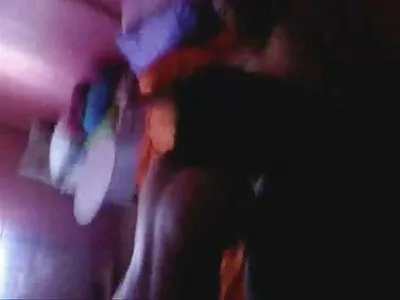 O femeie bustină fete sexy goale își folosește vibratorul