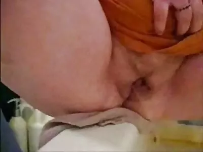 O brunetă drăguță și tânără face sex și ia cum pe futai camera ascunsa față