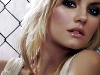 O fată tânără face sex la duș filme xesi și suge penis