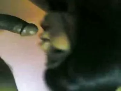 Bruneta se jocuri porno onlain ocupă de un vibrator mare