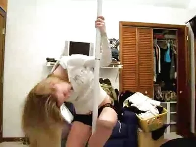 Blonda curbată se ocupă de un filme sexi subtitrate cocoș