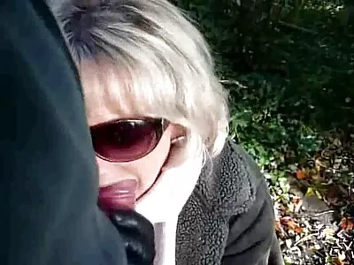 Blonda slabă filme porno de calitate are un vibrator mare