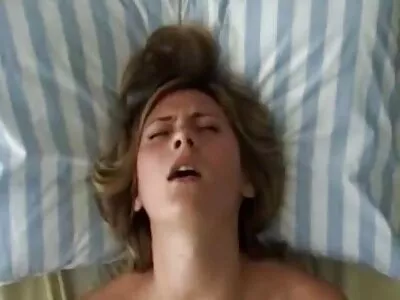 Păsărică cu carne pentru un vibrator futaiurii