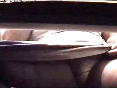 Puiul fete blonde nud călărește foarte bine pe cocoș
