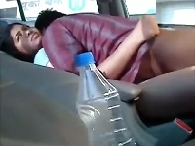 Bruneta suge pula adanc în ciorapi negri sare pe un cocoș