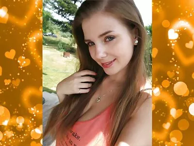 Curva cu filme porno cu fete sexi coada de cal suge in pov pe podea