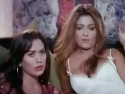 GF tocilar în genunchi fete care ia muie