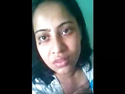 O prietenă pasarici goale drăguță blondă face un video de sex distractiv cu prietenul său