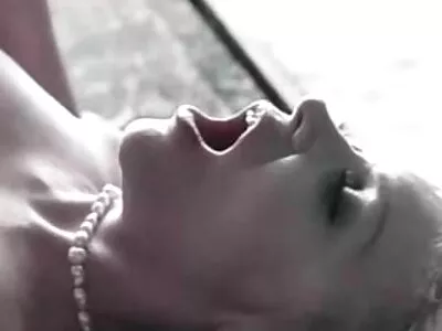 O compilație de o milf brunetă drăguță cu tatuaj filme sexi sexi cu prietenul său negru, nenorocitul!