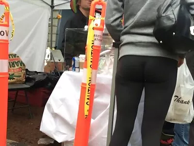 O prietenă drăguță brunetă face un videoclip distractiv cu sex fierbinte și distribuie pe web xxx intre fete