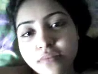 O prietenă frumoasă filipineză se joacă în fața camerei web porno cu fete si baieti când mama ei doarme