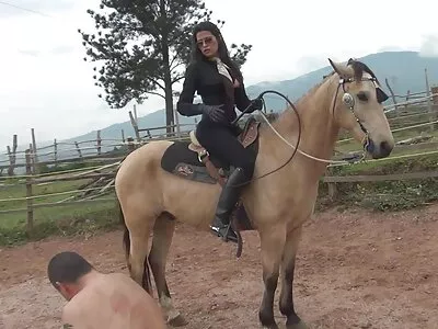 Fata își scoate pantalonii futute de tati și se joacă