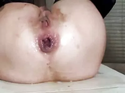 Pepeni mari mergând în fete la plaja nud sus și în jos