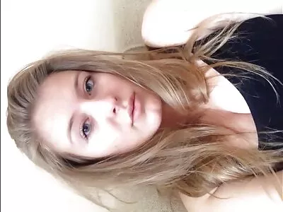 Germane blonde se masturbează împotriva xnxx cu brunete unui copac