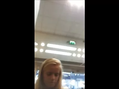 Blonda subțire babe care sug pula în ciorapi drăguți cu buline, dând cu degetele