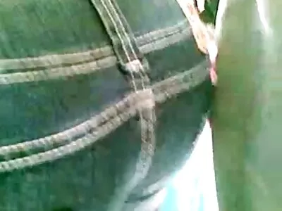 O fată bustină se joacă cu fete bune care se fut jucăria ei sexuală