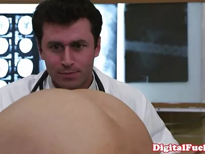 Adolescent cu ochelari cur bombat sărind pe un cocoș