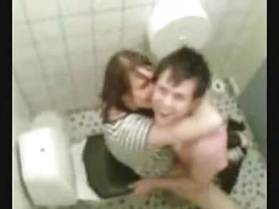 Pui bustină porno pentru bani suge în baie